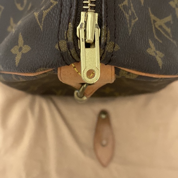 Louis Vuitton Speedy 30 in Monogram Canvas and Vachetta Leather - Picture 11 of 17
